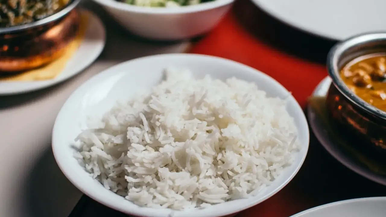 Jaki ryż do curry? Basmati vs Jaśminowy i sekrety sypkości