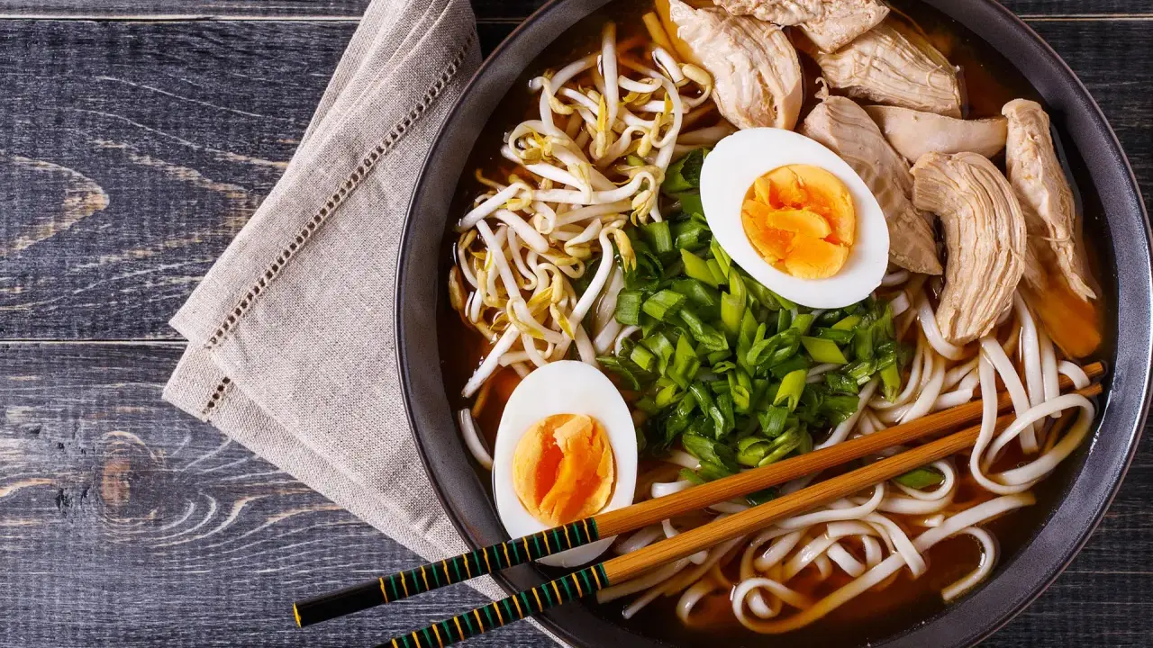 Ramen: Jaka to kuchnia? Japońska ikona, chińskie korzenie i mity