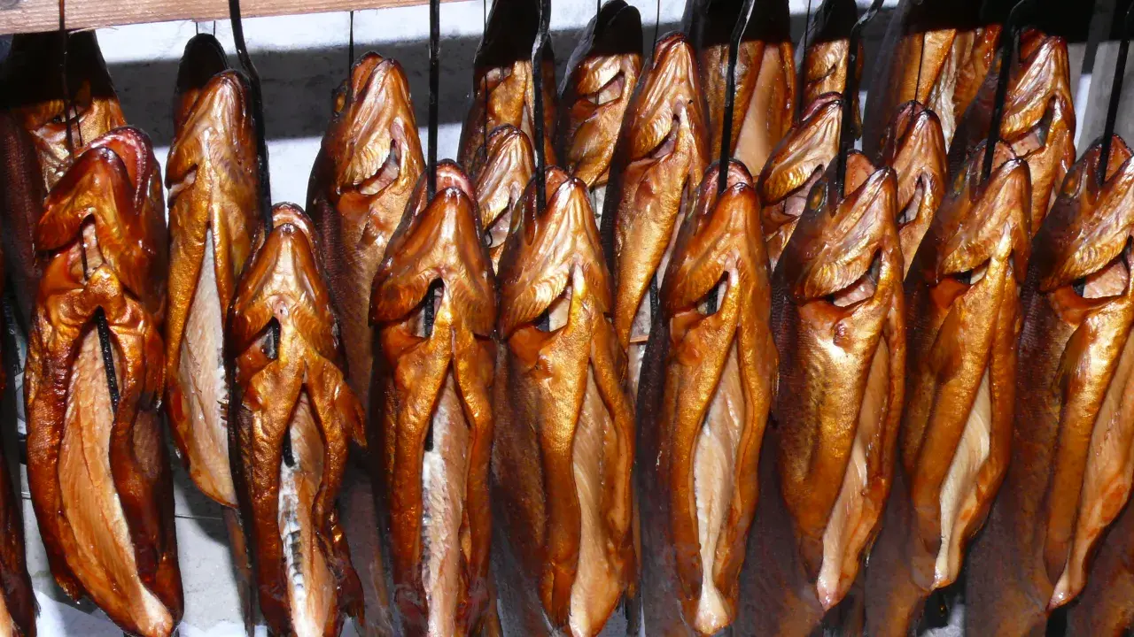Jak długo wędzić pstrąga? Perfekcyjny smak krok po kroku