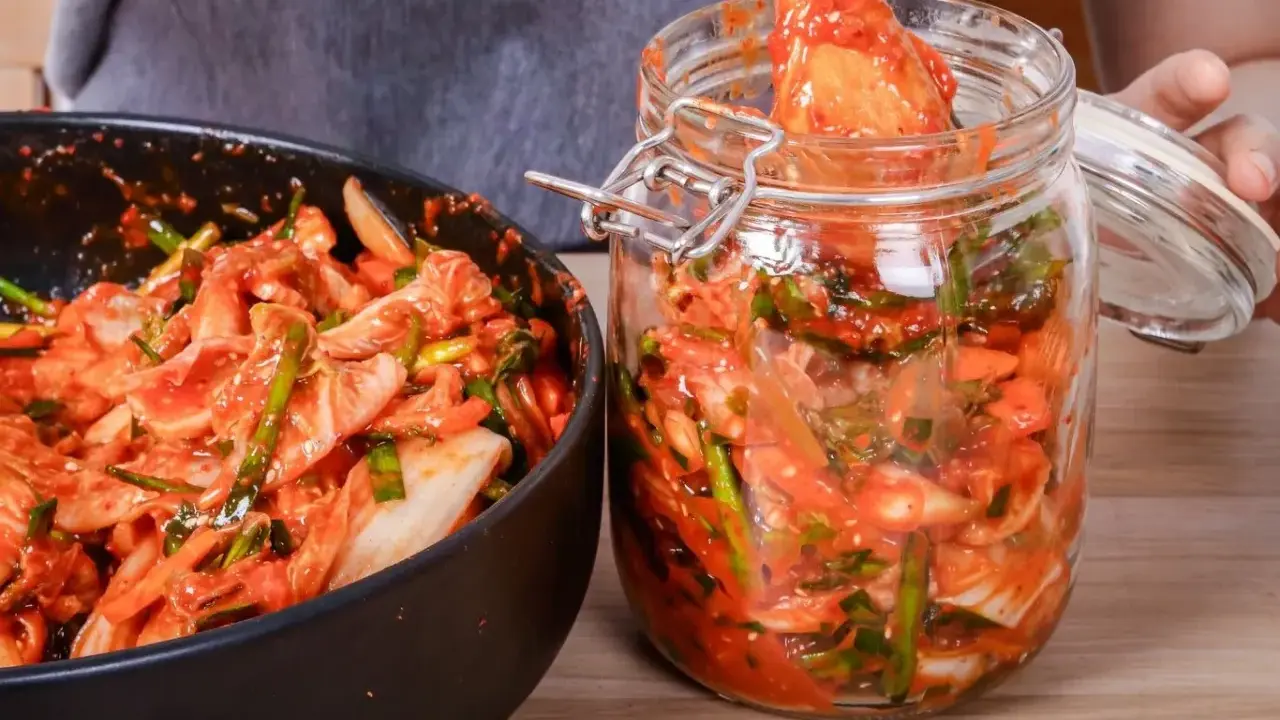 Kimchi w misce i słoiku, gotowe do przechowywania.
