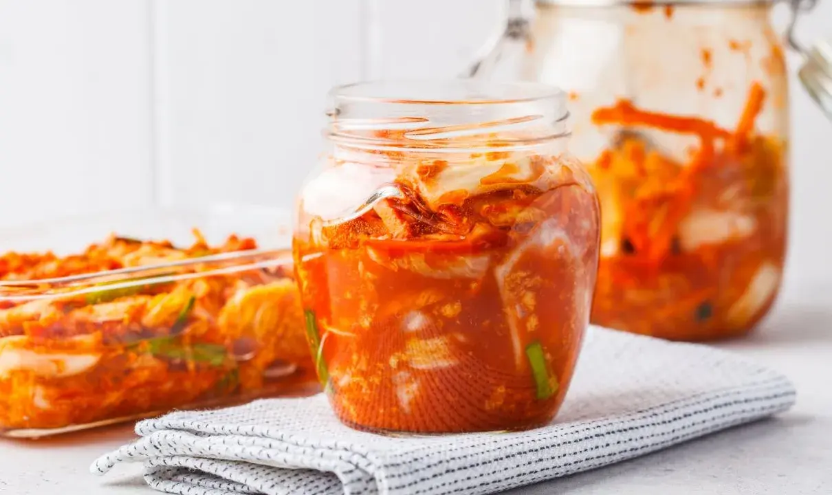 Kimchi: Co to jest? Odkryj smak, zdrowie i sekrety koreańskiej kiszonki