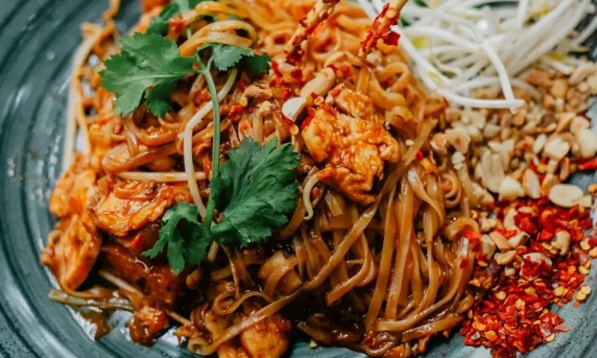 Pad Thai: Co to jest? Odkryj smak i historię Tajlandii!