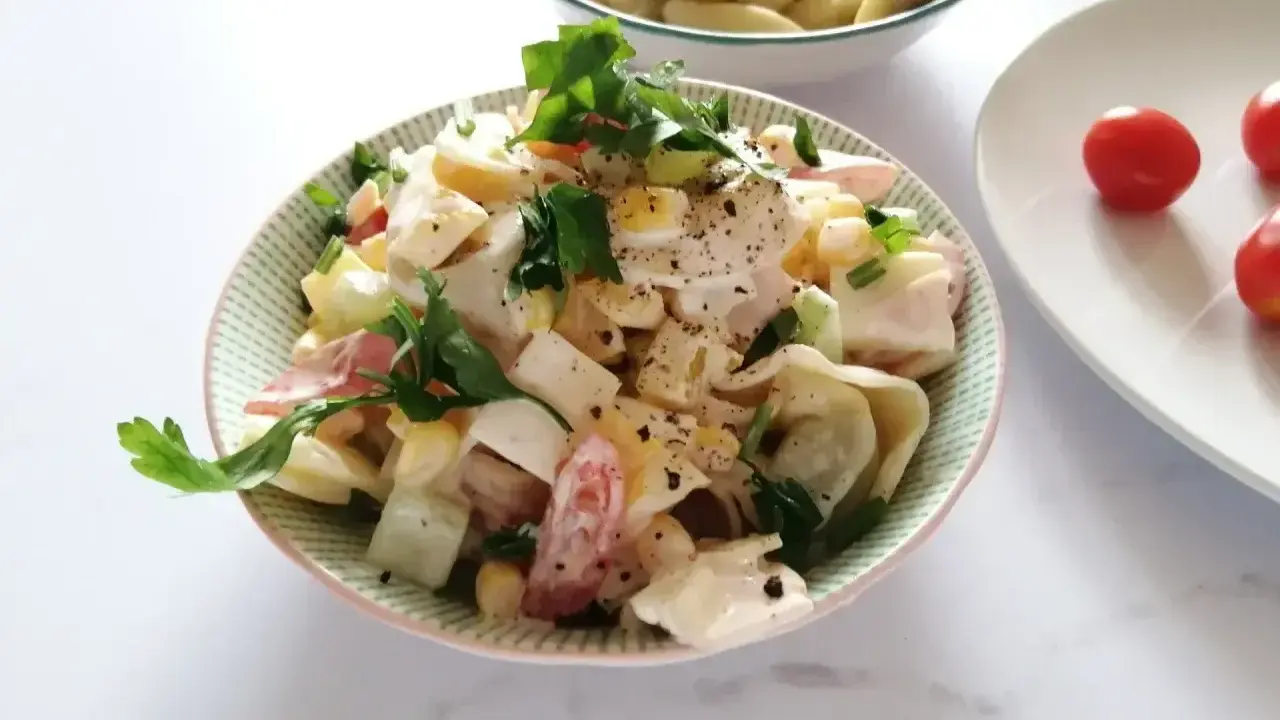 Pyszna, kremowa najlepsza sałatka z tortellini z warzywami i ziołami, idealna na każdą okazję.
