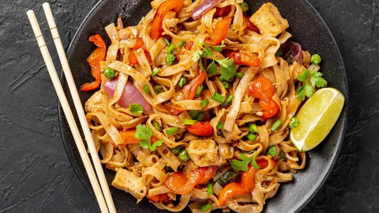Pad Thai z kurczakiem: przepis na sukces! Uniknij błędów, smakuj Tajlandię
