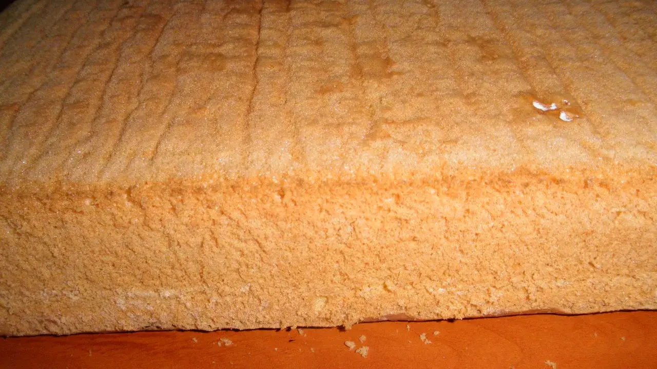Puszysty biszkopt na dużą blachę z 6 jaj, idealny na tort lub ciasto.
