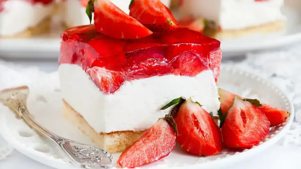 Pyszny biszkopt z truskawkami i mascarpone, oblany galaretką. Letni deser idealny na każdą okazję.