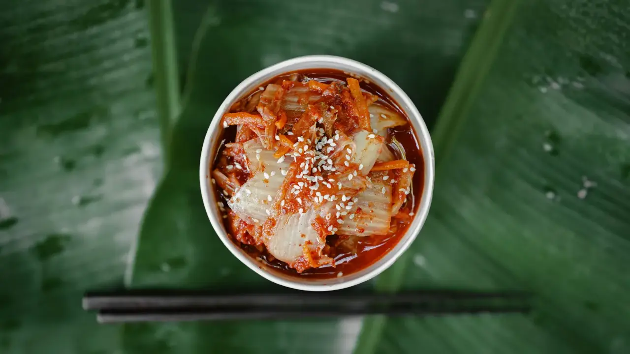 Kimchi: Jaki ma smak? Przewodnik dla początkujących smakoszy