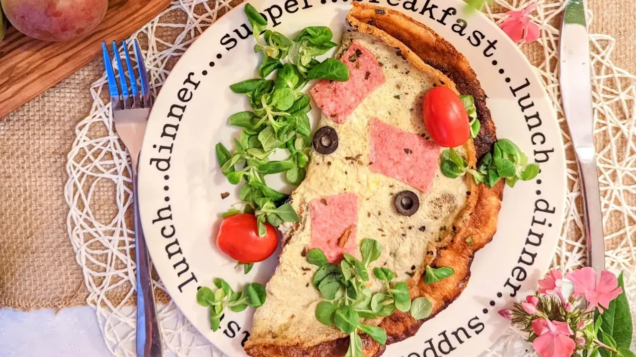 Jajecznica z szynką, oliwkami i pomidorkami na talerzu z napisem "breakfast...lunch...dinner...supper". Idealne co na śniadanie!