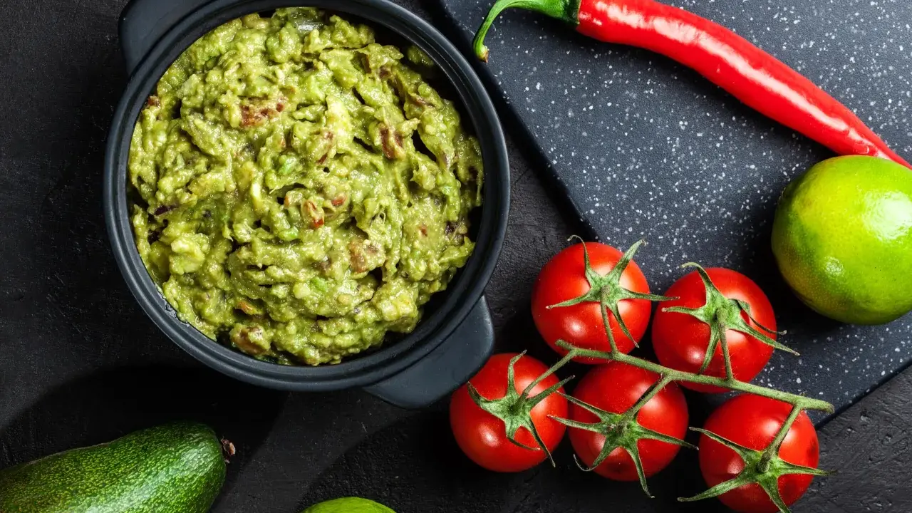 Guacamole: Przepis krok po kroku. Jak zrobić, by nie ciemniało?