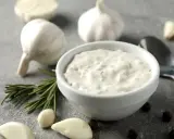 Sos czosnkowy z majonezem: Zrób go w 5 min! Lepszy niż ze sklepu