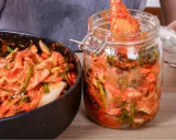 Kimchi w misce i słoiku, gotowe do przechowywania.