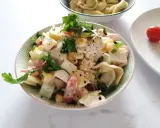 Pyszna, kremowa najlepsza sałatka z tortellini z warzywami i ziołami, idealna na każdą okazję.