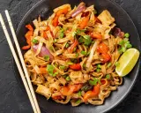 Pad Thai z kurczakiem: przepis na sukces! Uniknij błędów, smakuj Tajlandię