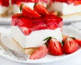 Pyszny biszkopt z truskawkami i mascarpone, oblany galaretką. Letni deser idealny na każdą okazję.