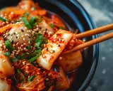 Kimchi: Czy to superfood? Korzyści, wady i jak je jeść.
