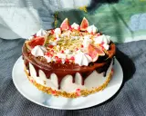 Wyjątkowy tort z polewą czekoladową, figami, granatem i chrupką do tortu z płatków kukurydzianych.