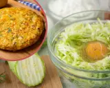 Gotowy omlet z cukinią i ziemniakami obok miski z tartą cukinią i jajkiem, gotowy do przygotowania pysznego dania.