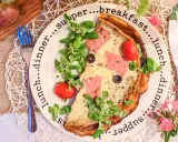Jajecznica z szynką, oliwkami i pomidorkami na talerzu z napisem "breakfast...lunch...dinner...supper". Idealne co na śniadanie!