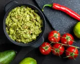 Guacamole: Przepis krok po kroku. Jak zrobić, by nie ciemniało?