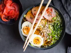 Ramen: Jak smakuje? Od umami po Tonkotsu pełny przewodnik