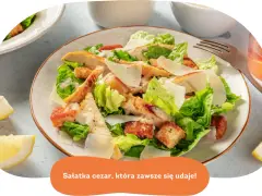 Klasyczna sałatka cezar z grillowanym kurczakiem, chrupiącymi grzankami i parmezanem. Idealna na lekki posiłek.