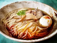 Miseczka aromatycznego ramen co to jest? Makaron, chrupiący bambus, plastry mięsa i jajko na twardo w bulionie.