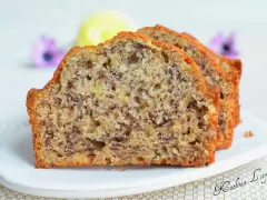 Puszyste ciasto bananowe na oleju, pokrojone w plastry, z widocznymi kawałkami banana. Idealne na deser.