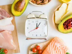 Zegar tyka, czas na dietę IF. Mięso, ryby, awokado i orzechy – składniki zdrowego odżywiania.
