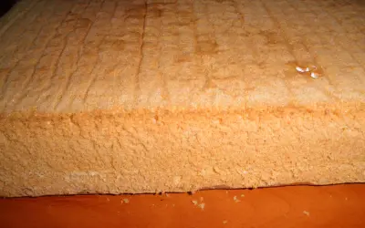 Puszysty biszkopt na dużą blachę z 6 jaj, idealny na tort lub ciasto.