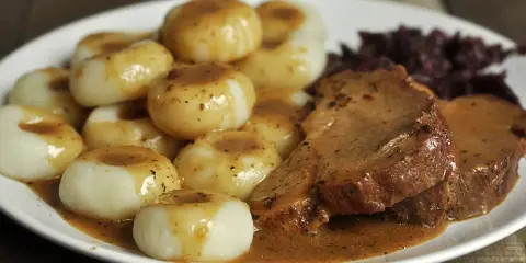 Sos z pieczeni: Jak zamienić tłuszcz po mięsie w kulinarny skarb?