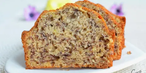 Puszyste ciasto bananowe na oleju, pokrojone w plastry, z widocznymi kawałkami banana. Idealne na deser.