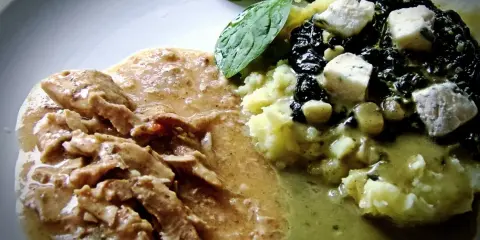 Pyszna pierś z indyka duszona w sosie własnym, podana z puree ziemniaczanym, szpinakiem i serem pleśniowym.