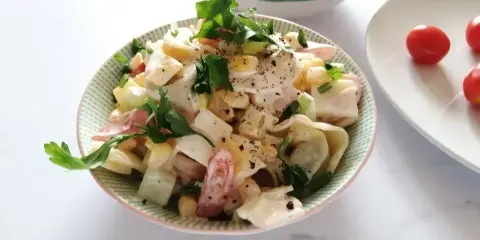 Pyszna, kremowa najlepsza sałatka z tortellini z warzywami i ziołami, idealna na każdą okazję.