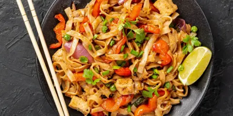 Pad Thai z kurczakiem: przepis na sukces! Uniknij błędów, smakuj Tajlandię