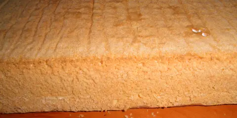 Puszysty biszkopt na dużą blachę z 6 jaj, idealny na tort lub ciasto.