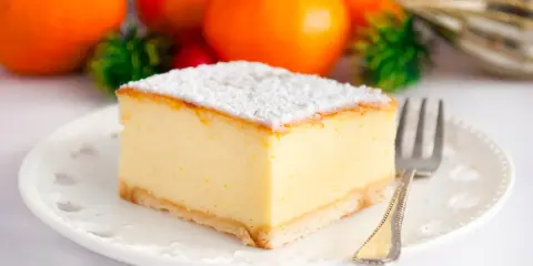 Pyszny sernik z wiaderka na kruchym spodzie, posypany cukrem pudrem. Idealny na każdą okazję, jak z najlepszego przepisu.