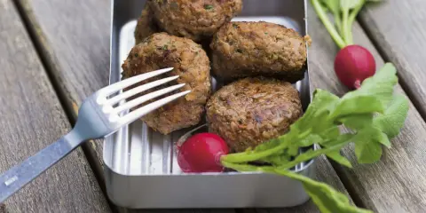 Kotlety mielone przepis babci, pachnące ziołami, podane z rzodkiewką na drewnianym stole.