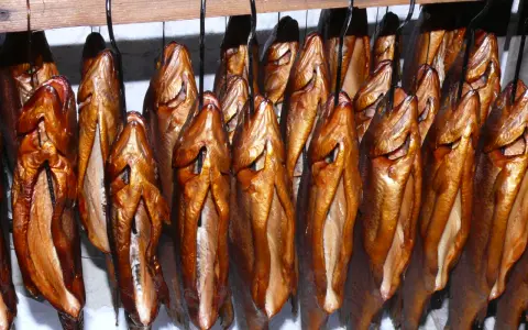 Jak długo wędzić pstrąga? Perfekcyjny smak krok po kroku