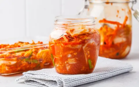 Kimchi: Co to jest? Odkryj smak, zdrowie i sekrety koreańskiej kiszonki