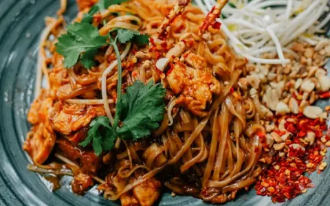 Pad Thai: Co to jest? Odkryj smak i historię Tajlandii!