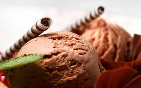 Czekoladowe, najprostsze lody domowe z wafelkami i miętą.