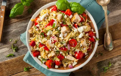 Sałatka z makaronem orzo: Sekrety idealnego smaku i przepisy