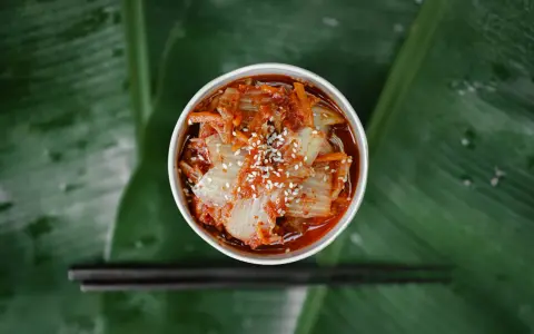Kimchi: Jaki ma smak? Przewodnik dla początkujących smakoszy