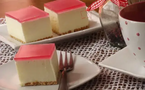 Pyszny sernik na zimno z sera z wiaderka i galaretek, idealny na letnie popołudnie.