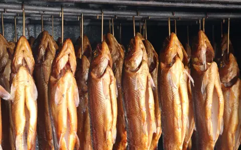 Pstrąg do wędzenia: Idealne przygotowanie krok po kroku