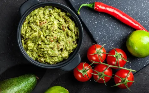 Guacamole: Przepis krok po kroku. Jak zrobić, by nie ciemniało?