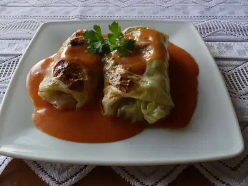 Ile kalorii ma gołąbek z sosem? Poznaj liczby i dietetyczne triki