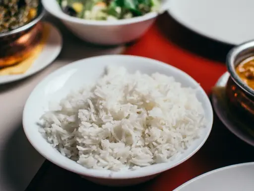 Jaki ryż do curry? Basmati vs Jaśminowy i sekrety sypkości