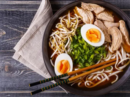Ramen: Jaka to kuchnia? Japońska ikona, chińskie korzenie i mity