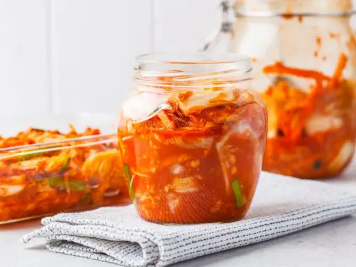 Kimchi: Co to jest? Odkryj smak, zdrowie i sekrety koreańskiej kiszonki